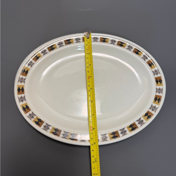 Geometric Patterned Oval Plates - Picture 5 of 5